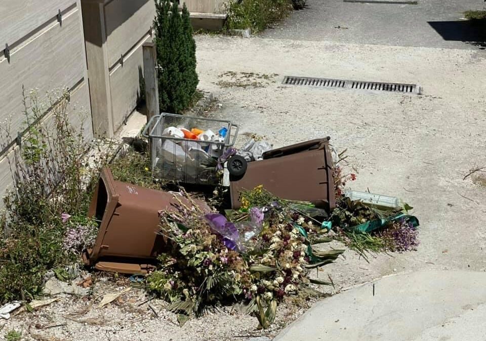 cimitero: sepolto anche il decoro